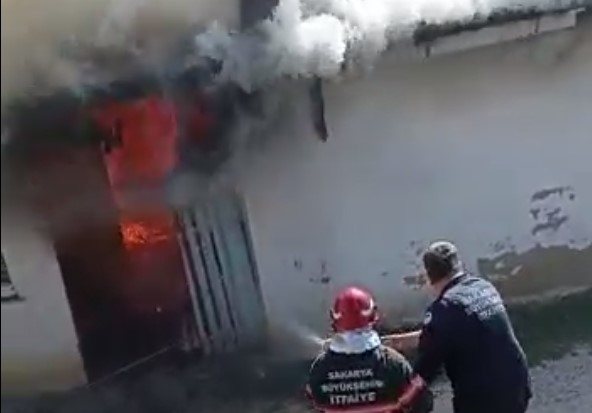 Akyazı'da samanlık ve ev alevlere teslim oldu