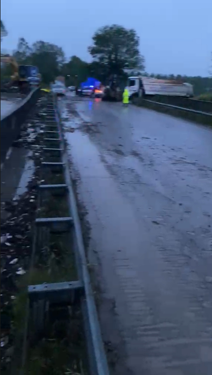 Akyazı'da sel alarmı; Köprü trafiğe kapatıldı