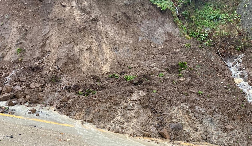 Akyazıda şiddetli yağış cadde ve sokaklara göle çevirdi