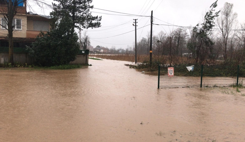 Akyazıda şiddetli yağış cadde ve sokaklara göle çevirdi