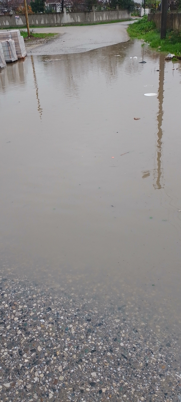 Akyazıda şiddetli yağış cadde ve sokaklara göle çevirdi