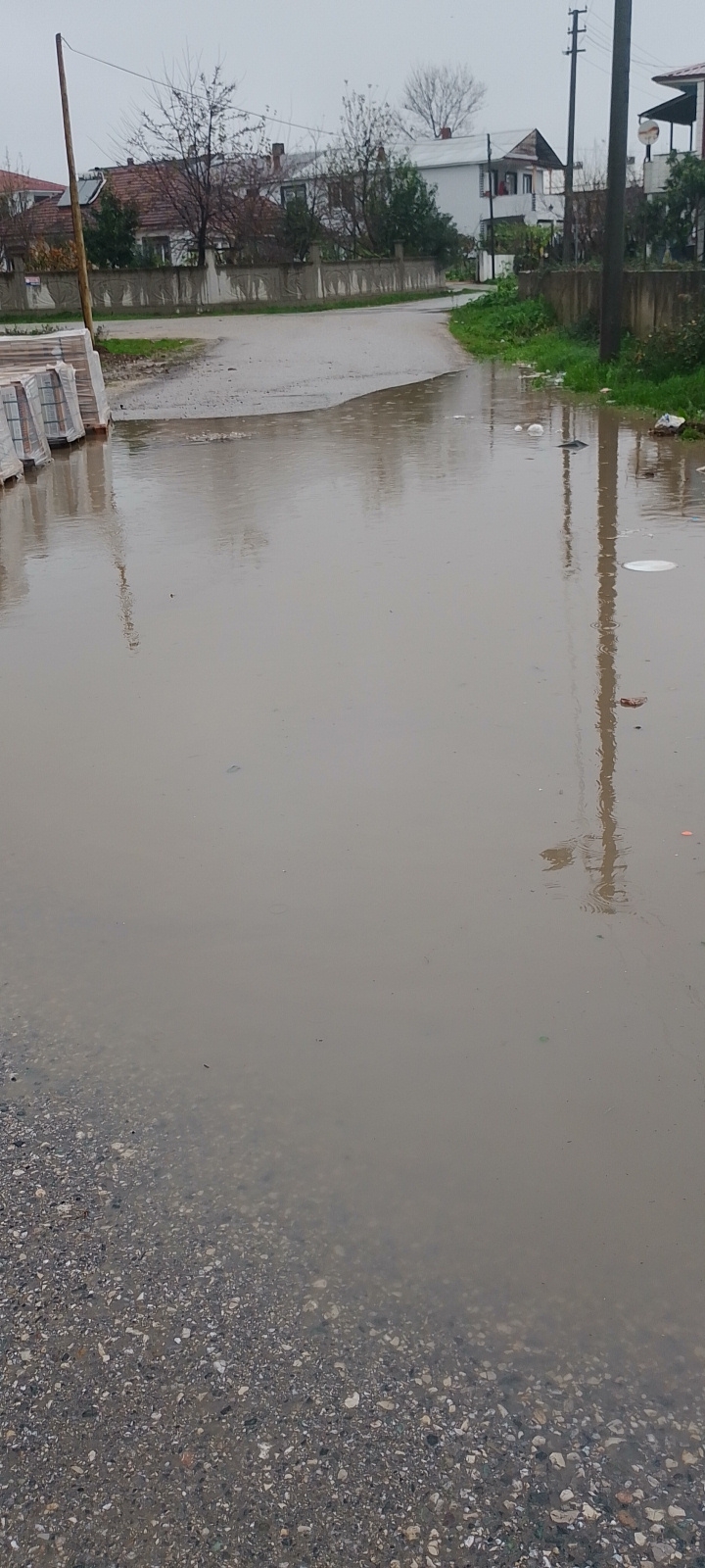 Akyazıda şiddetli yağış cadde ve sokaklara göle çevirdi