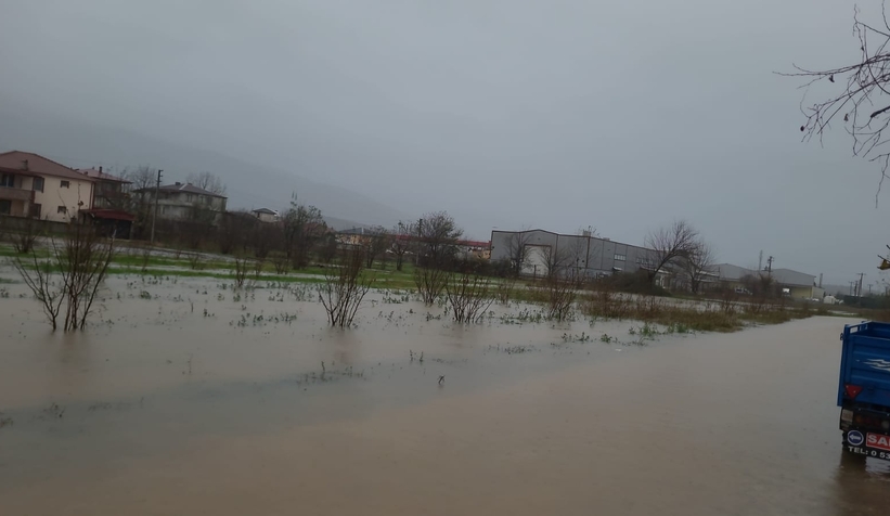 Akyazıda şiddetli yağış cadde ve sokaklara göle çevirdi
