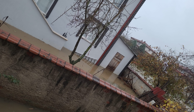 Akyazıda şiddetli yağış cadde ve sokaklara göle çevirdi