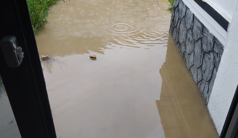 Akyazıda şiddetli yağış cadde ve sokaklara göle çevirdi