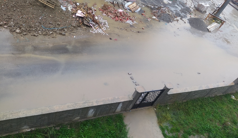 Akyazıda şiddetli yağış cadde ve sokaklara göle çevirdi