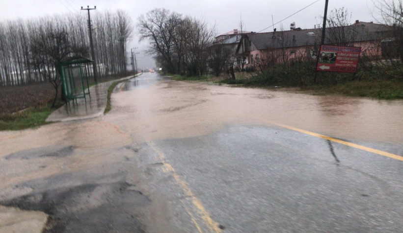 Akyazıda şiddetli yağış cadde ve sokaklara göle çevirdi