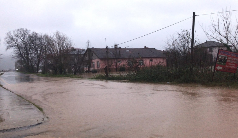 Akyazıda şiddetli yağış cadde ve sokaklara göle çevirdi