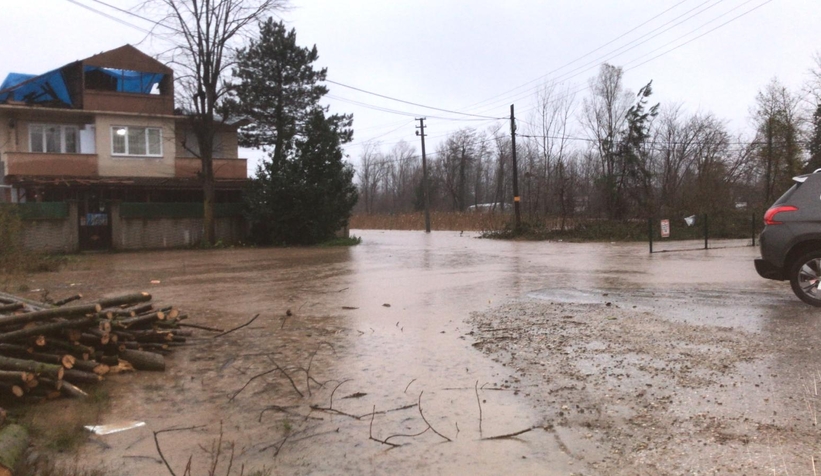 Akyazıda şiddetli yağış cadde ve sokaklara göle çevirdi