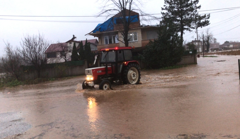 Akyazıda şiddetli yağış cadde ve sokaklara göle çevirdi