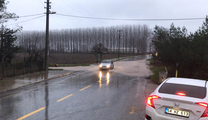 Akyazıda şiddetli yağış cadde ve sokaklara göle çevirdi