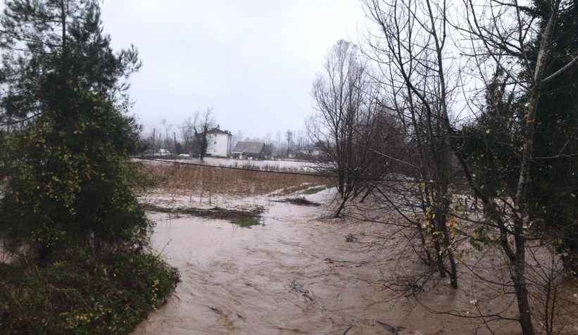 Akyazıda şiddetli yağış cadde ve sokaklara göle çevirdi