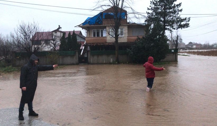 Akyazıda şiddetli yağış cadde ve sokaklara göle çevirdi