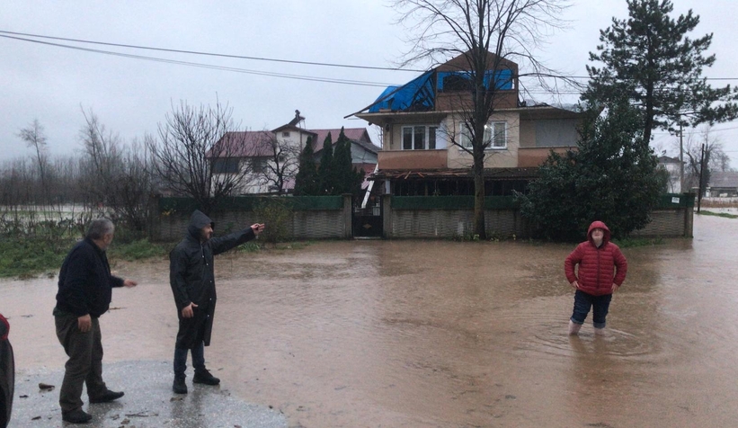 Akyazıda şiddetli yağış cadde ve sokaklara göle çevirdi