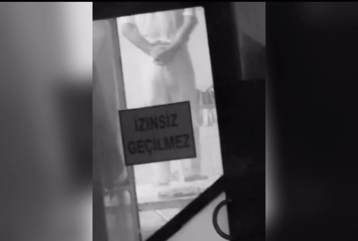 Akyazı'da skandal görüntü; Ayakları ile hamur yoğurdu