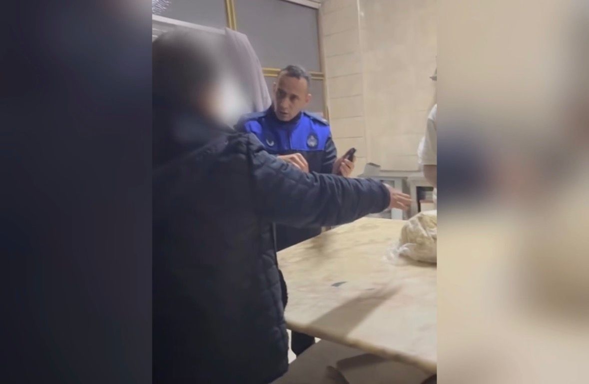 Akyazı'da skandal görüntü; Ayakları ile hamur yoğurdu