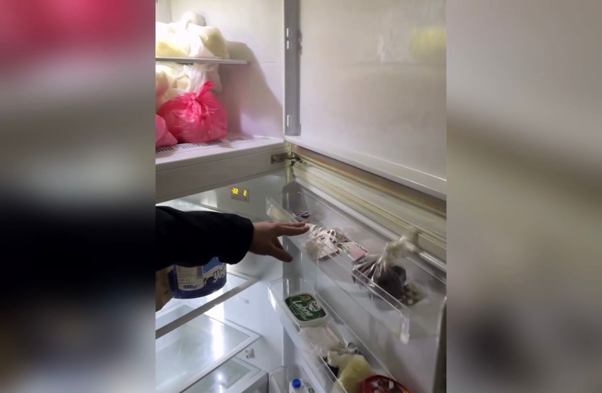 Akyazı'da skandal görüntü; Ayakları ile hamur yoğurdu