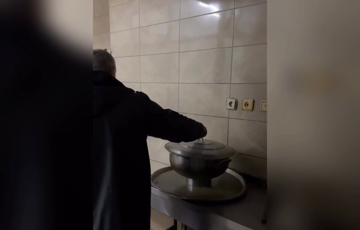 Akyazı'da skandal görüntü; Ayakları ile hamur yoğurdu