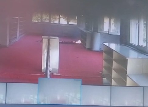 akyazi-da-sok-olay-camii-nin-halilarini-atese-verip-kacti-v1rhbhjsdi