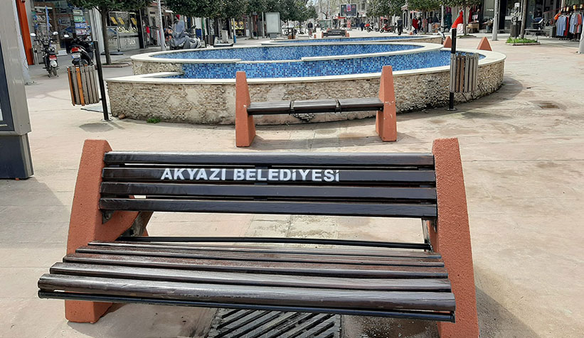 akyazi-da-sokulen-banklar-yerine-getirildiujj2wmizdf
