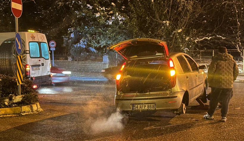 akyazi-da-suyla-dolan-cukura-dusen-cok-sayida-arac-ve-motosikletin-lastikleri-kesildi-uwrlenlnne