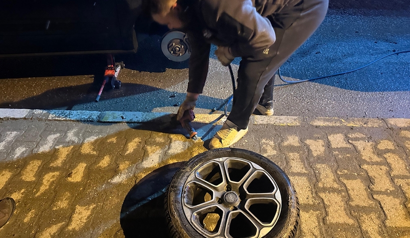 akyazi-da-suyla-dolan-cukura-dusen-cok-sayida-arac-ve-motosikletin-lastikleri-kesildi-uwrlenlnne