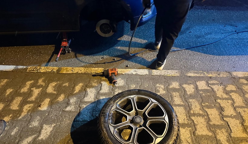 akyazi-da-suyla-dolan-cukura-dusen-cok-sayida-arac-ve-motosikletin-lastikleri-kesildi-uwrlenlnne
