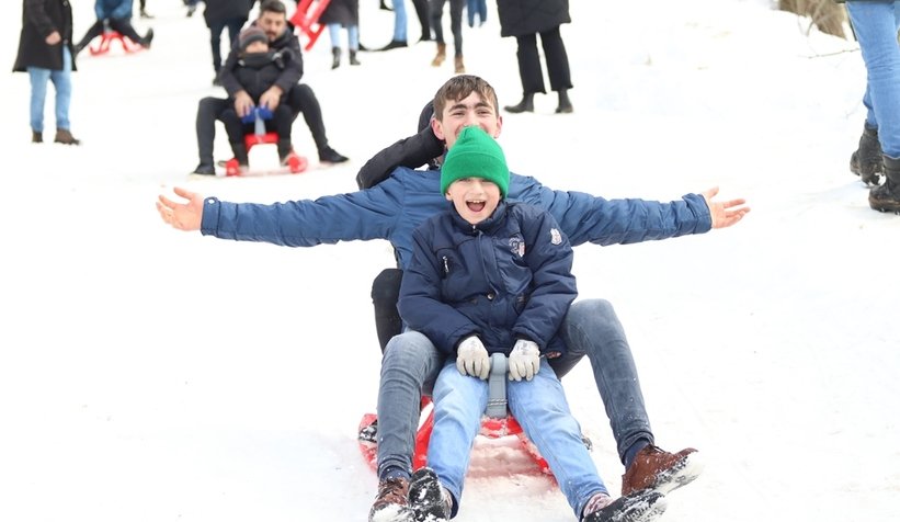 Akyazı'da Uludağ'ı aratmayan kar şenliği