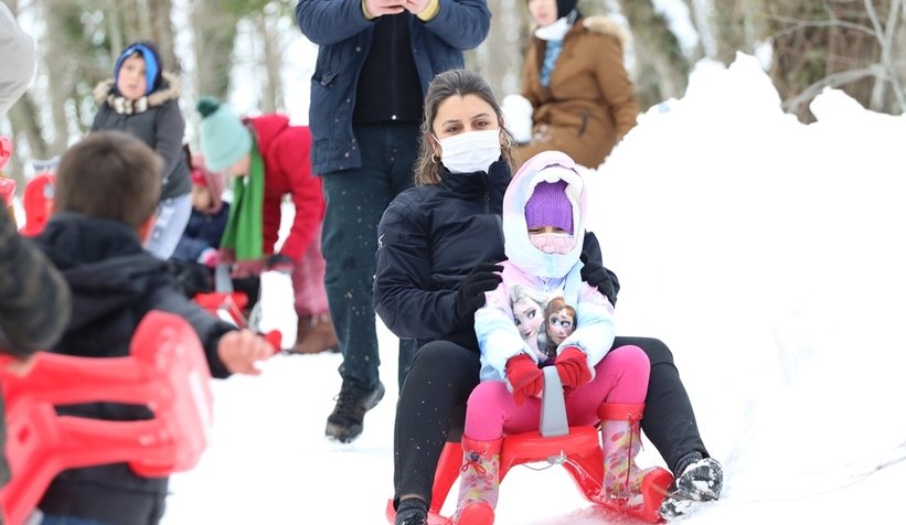 Akyazı'da Uludağ'ı aratmayan kar şenliği
