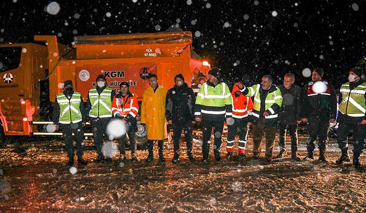 Akyazı'da Vali, Kaymakam ve Belediye Başkanı sahadaydı