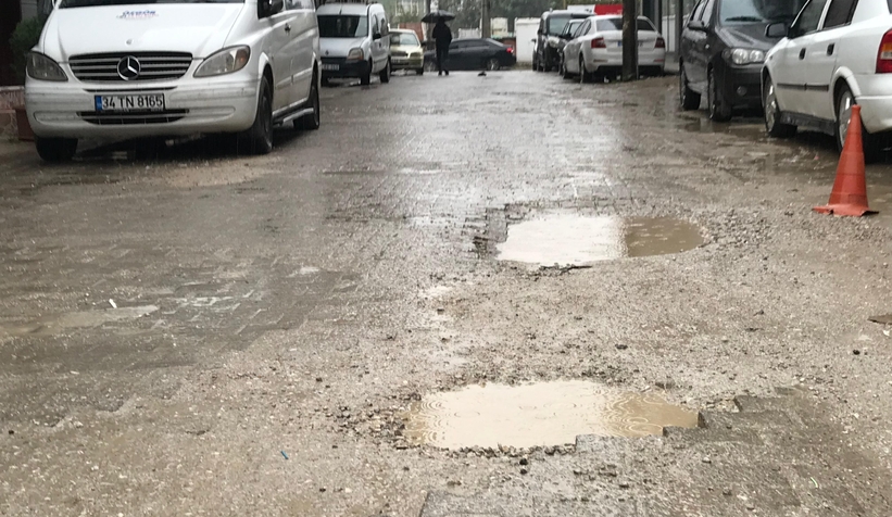 akyazi-da-vatandaslardan-camur-ve-cukur-tepkisiee4vcxlbwt