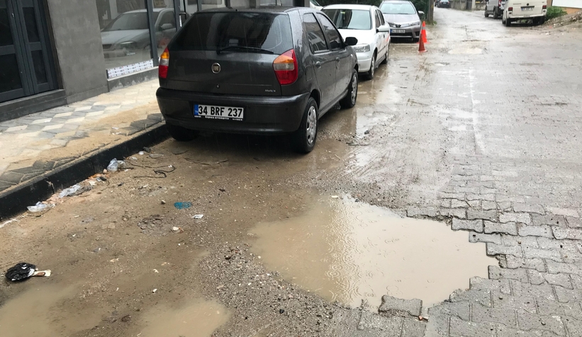 akyazi-da-vatandaslardan-camur-ve-cukur-tepkisiee4vcxlbwt