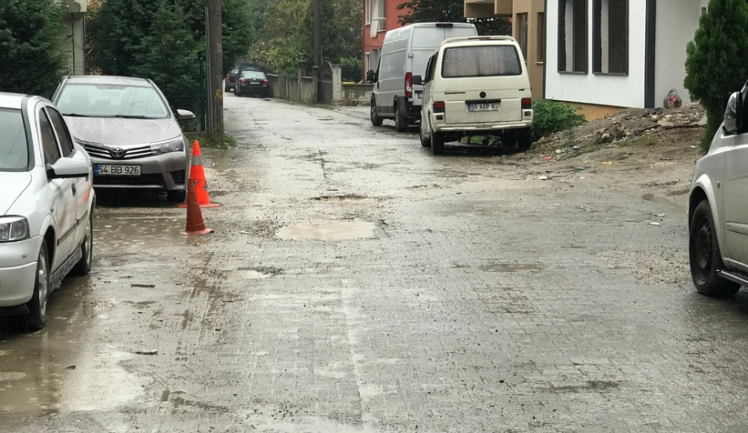 akyazi-da-vatandaslardan-camur-ve-cukur-tepkisiee4vcxlbwt