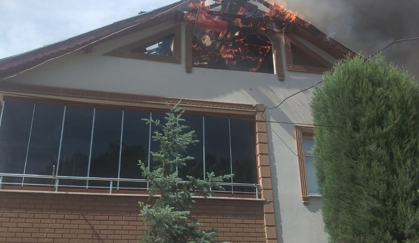 Akyazı'da yangın; Evin çatı katı yandı