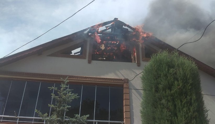 Akyazı'da yangın; Evin çatı katı yandı