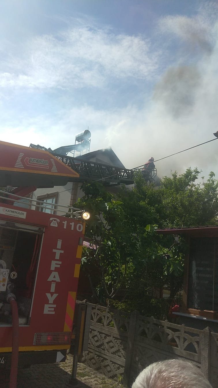 Akyazı'da yangın; Evin çatı katı yandı