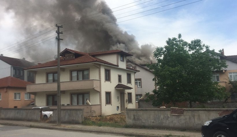 Akyazı'da yangın; Evin çatı katı yandı