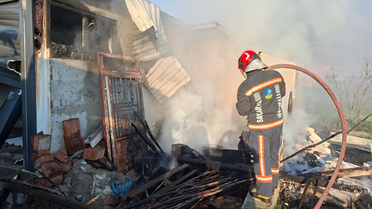 Akyazı'da yangın; Patlama sesi paniğe neden oldu