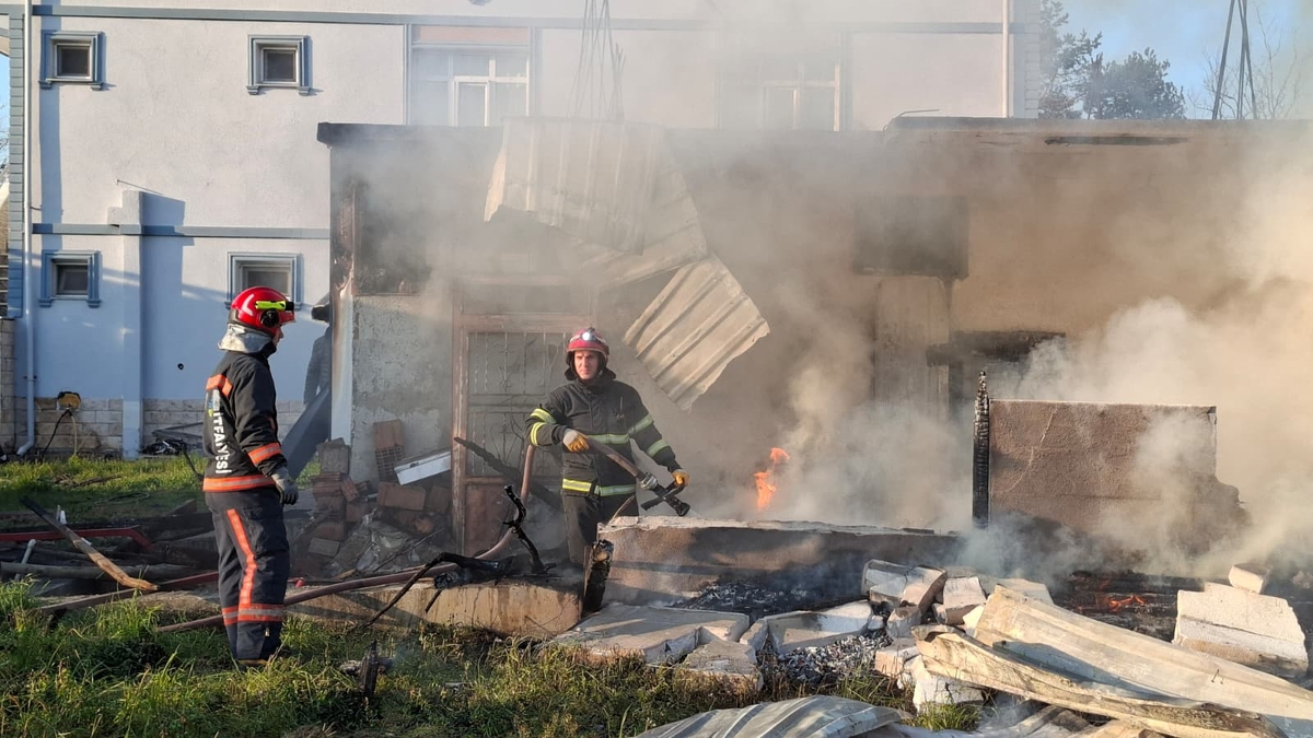 Akyazı'da yangın; Patlama sesi paniğe neden oldu