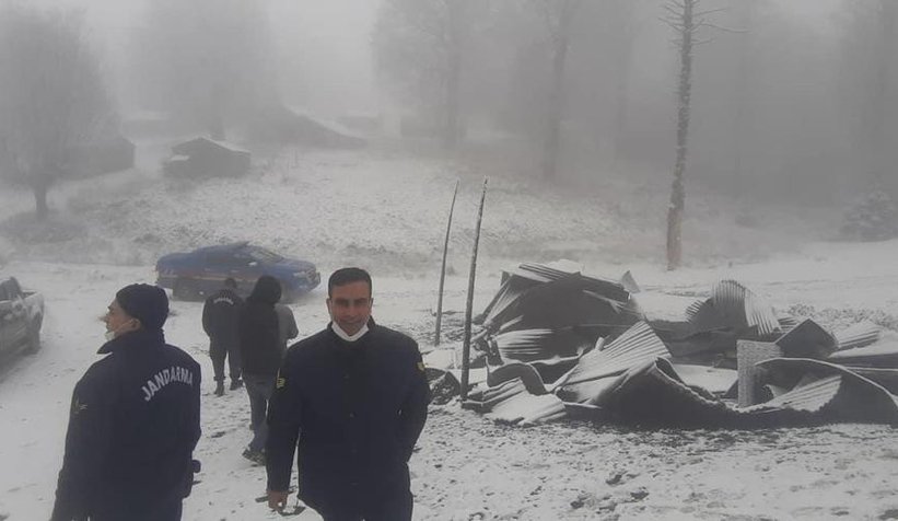 Akyazı'da yayla evi yangında tamamen yandı.