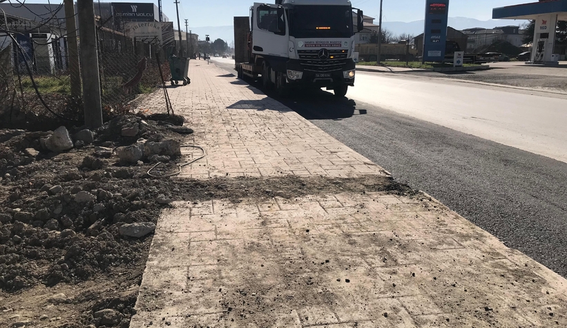 akyazi-da-yeni-yapilan-beton-kaldirimi-kirdilarevnbrgzgmd