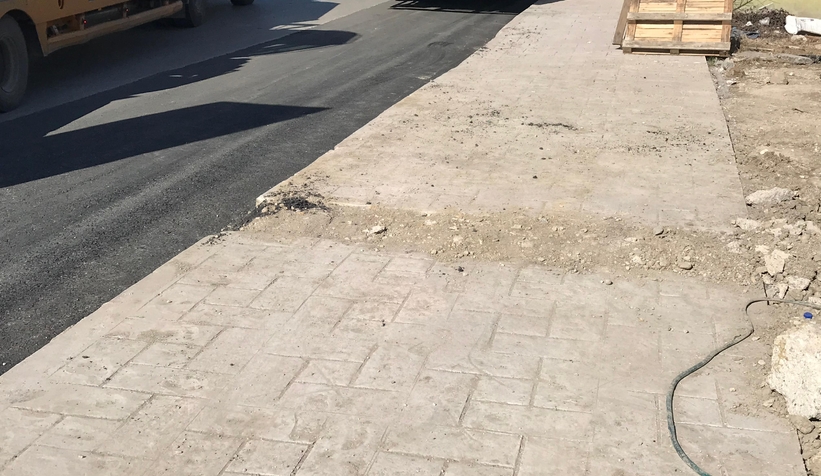 akyazi-da-yeni-yapilan-beton-kaldirimi-kirdilarevnbrgzgmd