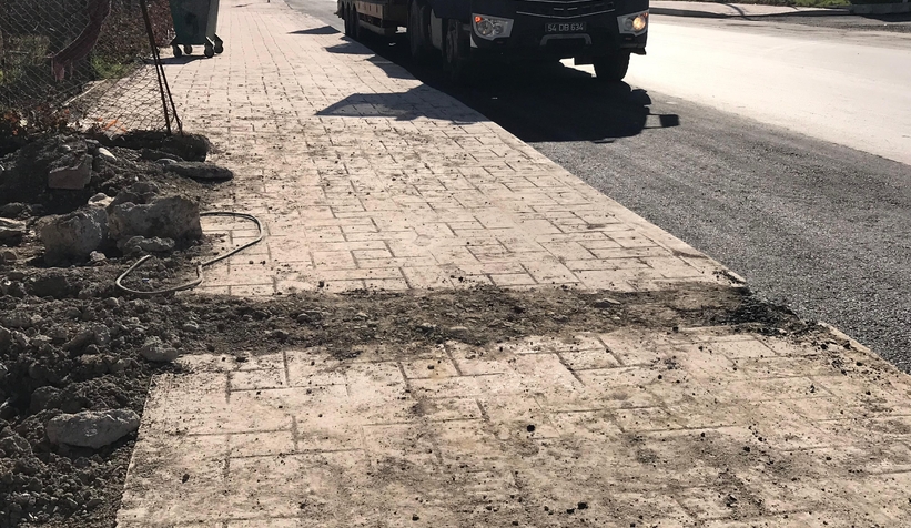 akyazi-da-yeni-yapilan-beton-kaldirimi-kirdilarevnbrgzgmd
