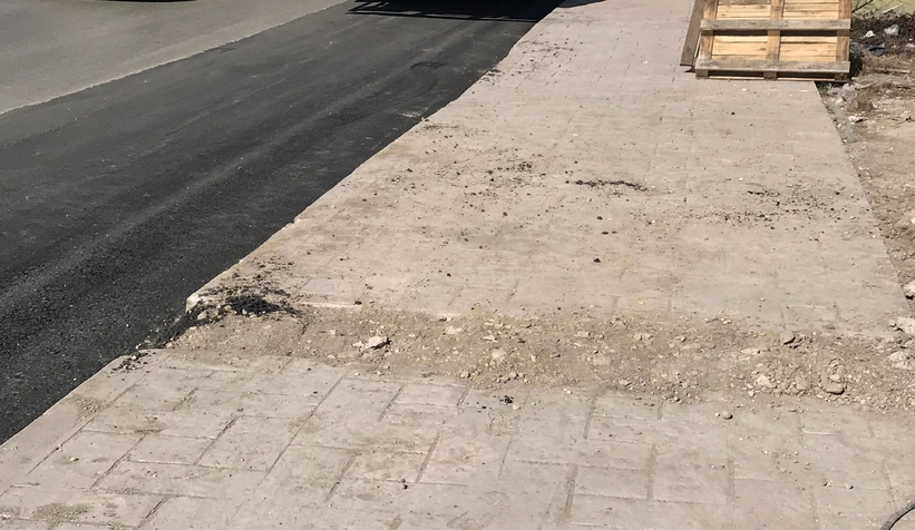 akyazi-da-yeni-yapilan-beton-kaldirimi-kirdilarevnbrgzgmd