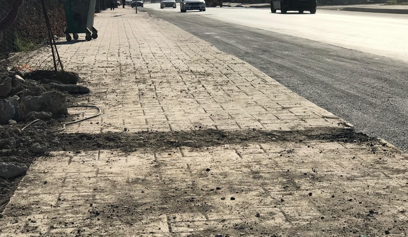 akyazi-da-yeni-yapilan-beton-kaldirimi-kirdilarevnbrgzgmd