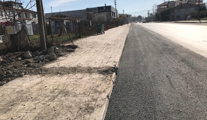 akyazi-da-yeni-yapilan-beton-kaldirimi-kirdilarevnbrgzgmd