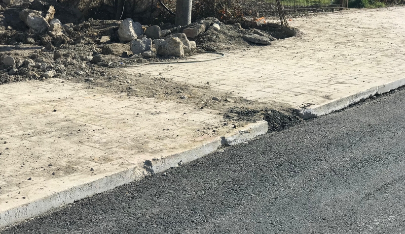 akyazi-da-yeni-yapilan-beton-kaldirimi-kirdilarevnbrgzgmd