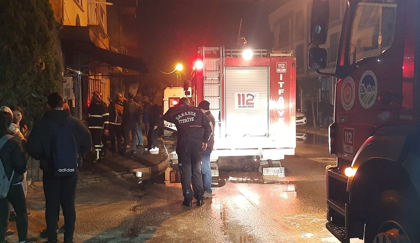akyazi-da-yeni-yilin-ilk-saatlerinde-yanginttltwnhmtw