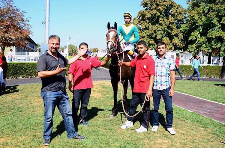 akyazi-da-yetistirdigi-atlar-pistlerde-boy-gosteriyoryu5tytncmn