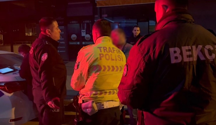 Akyazı'da yılbaşı gecesi yapılan uygulamada bir sürücü ekiplere zor anlar yaşattı